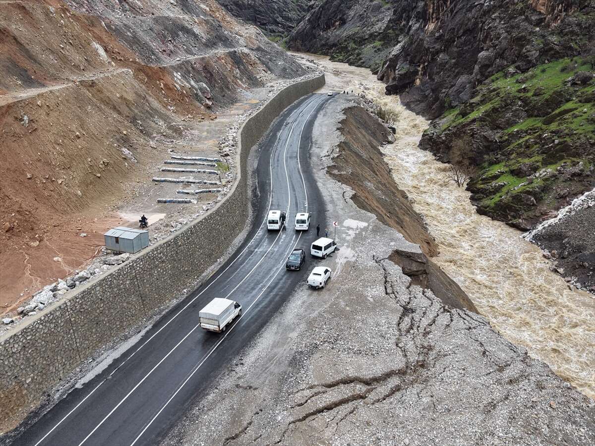 Yeni bir sel ve yol vakası daha! Dere taştı, kara yolu sular altında kaldı 12